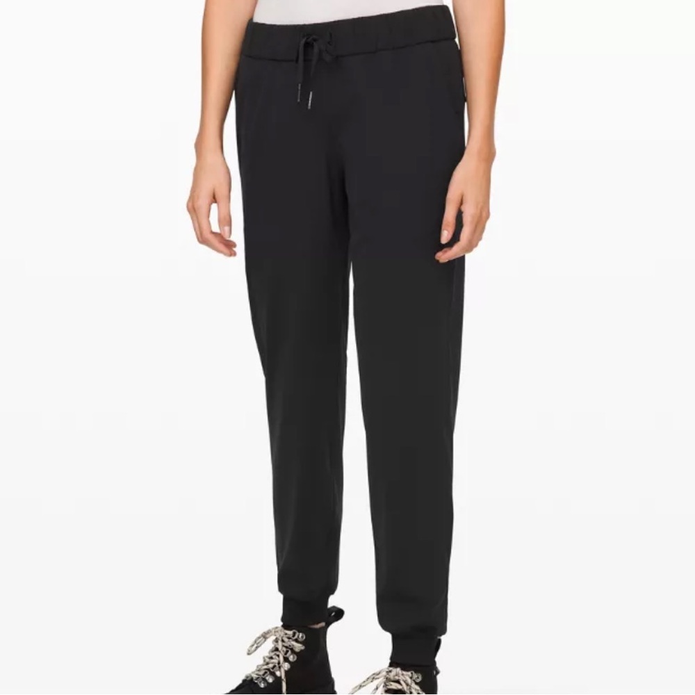 Lululemon “On the Fly” joggers 7/8 length (25” inseam)